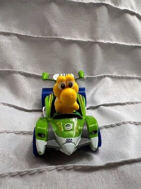 Hot Wheels- Mario Kart- Yellow Yoshi- Diecast Standard Cart- No Mystery Egg